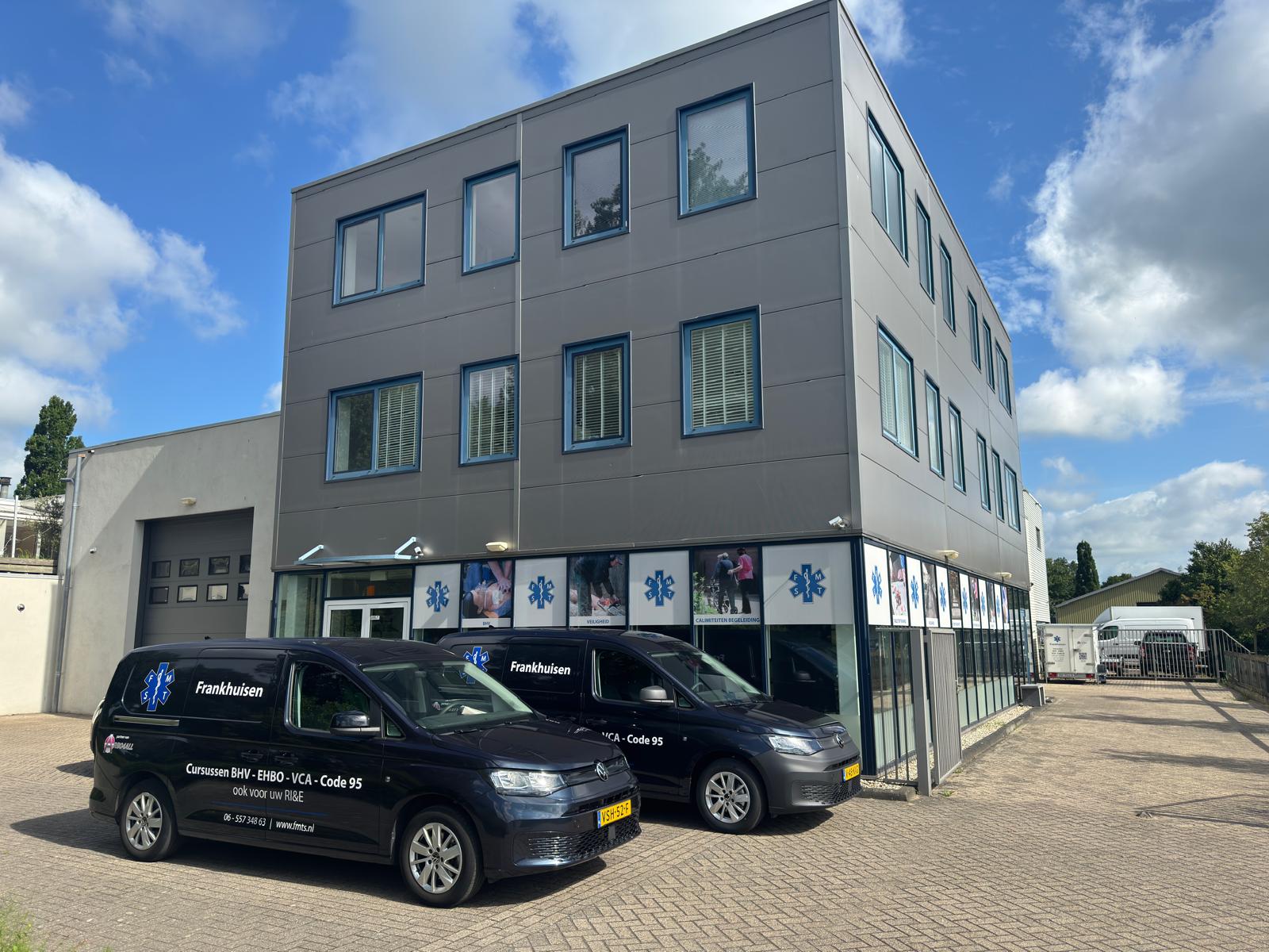 FMTS pand in Harmelen — buitenaanzicht met bedrijfsbussen
